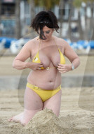 PEOPLE - Reality-Sternchen Lisa Appleton präsentiert ihre Üppigkeit am spanischen Strand