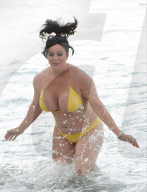 PEOPLE - Reality-Sternchen Lisa Appleton präsentiert ihre Üppigkeit am spanischen Strand