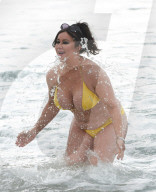 PEOPLE - Reality-Sternchen Lisa Appleton präsentiert ihre Üppigkeit am spanischen Strand