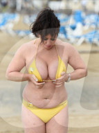 PEOPLE - Reality-Sternchen Lisa Appleton präsentiert ihre Üppigkeit am spanischen Strand