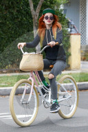 PEOPLE - Bella Thoren radelt rothaarig durch Los Angeles
