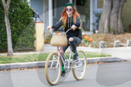 PEOPLE - Bella Thoren radelt rothaarig durch Los Angeles