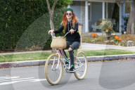 PEOPLE - Bella Thoren radelt rothaarig durch Los Angeles