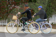 PEOPLE - Bella Thoren radelt rothaarig durch Los Angeles