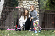 PEOPLE - Jessica Alba bringt ihre Girls zum Austoben in den Park