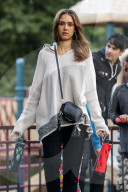 PEOPLE - Jessica Alba bringt ihre Girls zum Austoben in den Park
