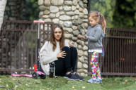 PEOPLE - Jessica Alba bringt ihre Girls zum Austoben in den Park