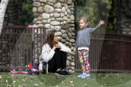 PEOPLE - Jessica Alba bringt ihre Girls zum Austoben in den Park