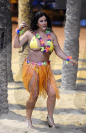 PEOPLE - Lisa Appleton tänzelt am Strand in Spanien