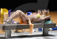 PEOPLE - Lisa Appleton tänzelt am Strand in Spanien