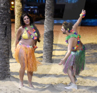 PEOPLE - Lisa Appleton tänzelt am Strand in Spanien