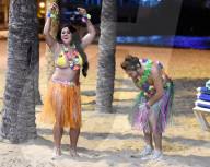 PEOPLE - Lisa Appleton tänzelt am Strand in Spanien