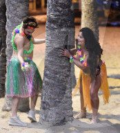PEOPLE - Lisa Appleton tänzelt am Strand in Spanien