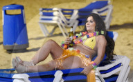 PEOPLE - Lisa Appleton tänzelt am Strand in Spanien