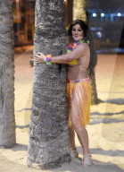 PEOPLE - Lisa Appleton tänzelt am Strand in Spanien