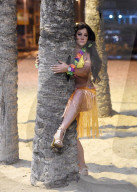 PEOPLE - Lisa Appleton tänzelt am Strand in Spanien