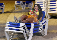 PEOPLE - Lisa Appleton tänzelt am Strand in Spanien