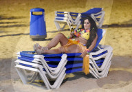 PEOPLE - Lisa Appleton tänzelt am Strand in Spanien