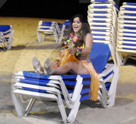 PEOPLE - Lisa Appleton tänzelt am Strand in Spanien