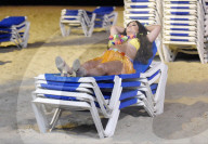 PEOPLE - Lisa Appleton tänzelt am Strand in Spanien