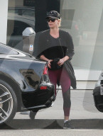 EXKLUSIV - Shopp till you drop: Charlize Theron bummelt in Beverly Hills