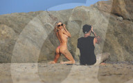 PEOPLE - Daisy Lea turnt für '138 Water' am Beach von in Malibu