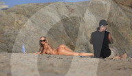 PEOPLE - Daisy Lea turnt für '138 Water' am Beach von in Malibu