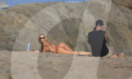 PEOPLE - Daisy Lea turnt für '138 Water' am Beach von in Malibu
