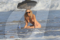 PEOPLE - Daisy Lea turnt für '138 Water' am Beach von in Malibu