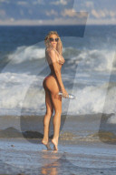 PEOPLE - Daisy Lea turnt für '138 Water' am Beach von in Malibu