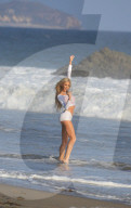 PEOPLE - Daisy Lea turnt für '138 Water' am Beach von in Malibu