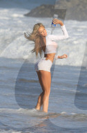 PEOPLE - Daisy Lea turnt für '138 Water' am Beach von in Malibu