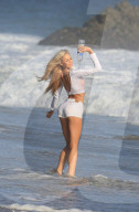 PEOPLE - Daisy Lea turnt für '138 Water' am Beach von in Malibu