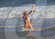 PEOPLE - Daisy Lea turnt für '138 Water' am Beach von in Malibu