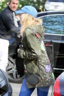 PEOPLE - Suki Waterhouse hechtet aus dem Auto