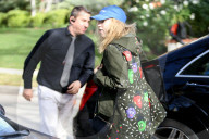 PEOPLE - Suki Waterhouse hechtet aus dem Auto