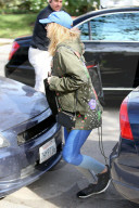 PEOPLE - Suki Waterhouse hechtet aus dem Auto