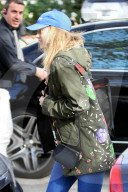 PEOPLE - Suki Waterhouse hechtet aus dem Auto