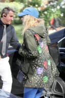 PEOPLE - Suki Waterhouse hechtet aus dem Auto