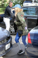 PEOPLE - Suki Waterhouse hechtet aus dem Auto