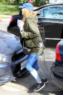 PEOPLE - Suki Waterhouse hechtet aus dem Auto