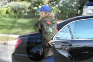 PEOPLE - Suki Waterhouse hechtet aus dem Auto