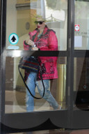 PEOPLE - Gwen Stefani im Moschino Mantel in Beverly Hills unterwegs