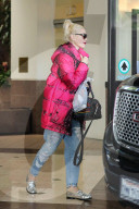 PEOPLE - Gwen Stefani im Moschino Mantel in Beverly Hills unterwegs