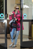 PEOPLE - Gwen Stefani im Moschino Mantel in Beverly Hills unterwegs