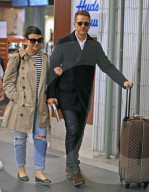 PEOPLE - Ginnifer Goodwin imd Josh Dallas landen in Vancouver