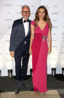 PEOPLE - Elizabeth Hurley elegant in London unterwegs