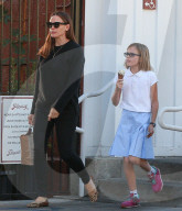 PEOPLE - Jennifer Garner mit Klein Violet in Santa Monica unterwegs