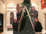EXKLUSIV - Larry King dekoriert mit seiner Familie den Weihnachtsbaum