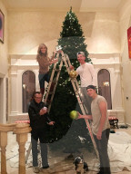 EXKLUSIV - Larry King dekoriert mit seiner Familie den Weihnachtsbaum